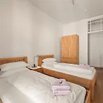 1,292 Sq Ft Historic Landmark, Checkpoint Charlie * 柏林