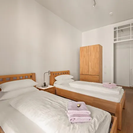 1,292 Sq Ft Historic Landmark, Checkpoint Charlie * Берлин