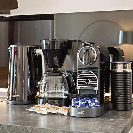 1,292 Sq Ft Historic Landmark, Checkpoint Charlie Appartement