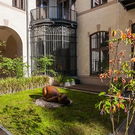 1,292 Sq Ft Historic Landmark, Checkpoint Charlie Берлин