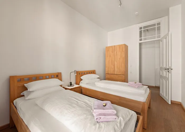 1,292 Sq Ft Historic Landmark, Checkpoint Charlie * ベルリン