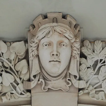 1,292 Sq Ft Historic Landmark, Checkpoint Charlie Berlijn