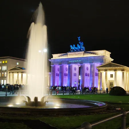 1,292 Sq Ft Historic Landmark, Checkpoint Charlie Appartement Berlijn