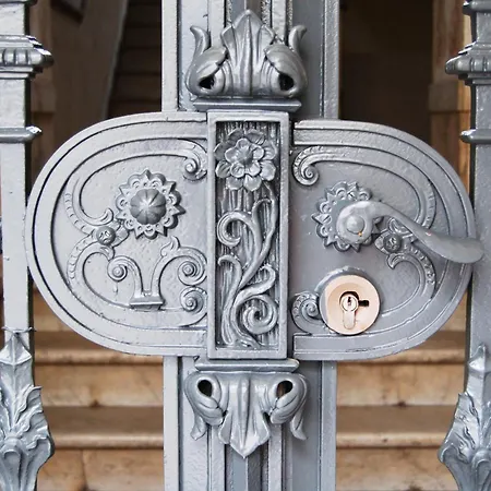 1,292 Sq Ft Historic Landmark, Checkpoint Charlie Appartement *