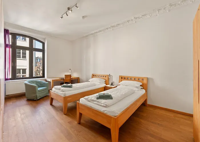 1,292 Sq Ft Historic Landmark, Checkpoint Charlie Apartman Berlin