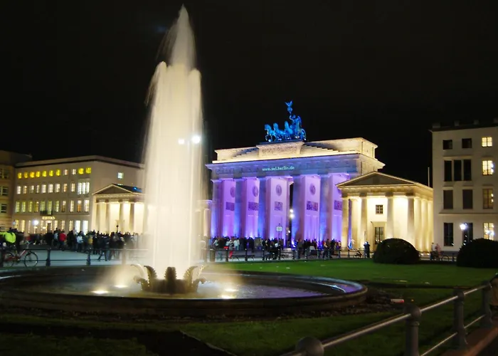 1,292 Sq Ft Historic Landmark, Checkpoint Charlie Apartamento Berlim