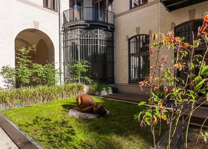 1,292 Sq Ft Historic Landmark, Checkpoint Charlie Berlim